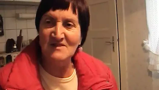 Alman nine salatalık ile dolduruluyor ve yüzüne boşalma