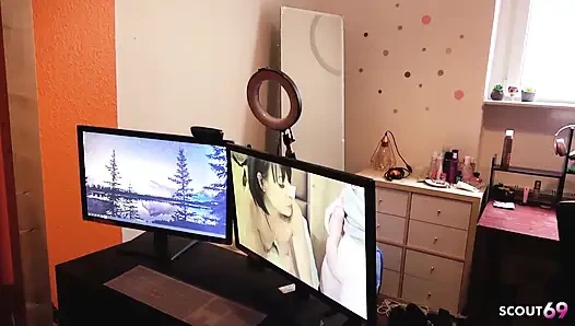 Alman üvey kız kardeş Maria Saint porno izlerken yakalandı ve bakış açısıyla sikişmek için baştan çıkarıyor