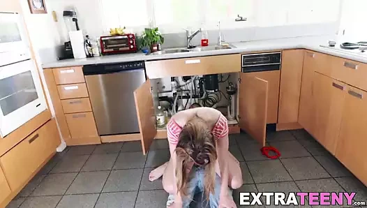 Küçük baştan çıkarıcı kız çalışırken tesisatçı ile sikikleri