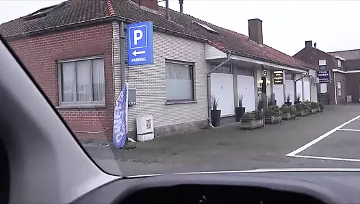 Junge Studentin braucht Taschengeld