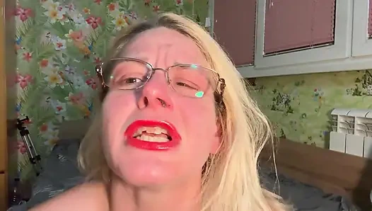 Üvey anne üvey oğluna yarak emmesi ve cezalandırılması için yalvarıyor