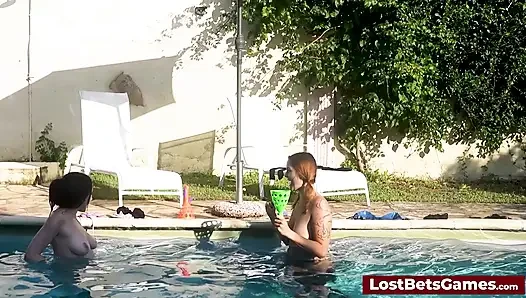 Yüzme havuzunda açık havada striptiz oyunu