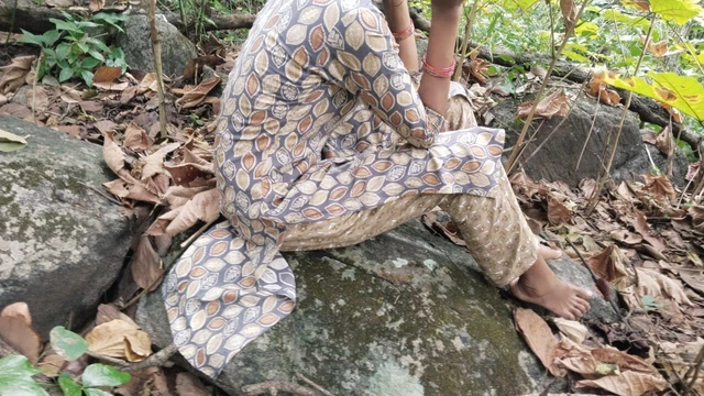 Bir kız ilk kez erkek arkadaşıyla sikişiyor, bir kız yerel erkek arkadaşı tarafından sıkı amcığını sikiyor