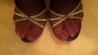 Cum üzerinde seksi yüksek topuklu ağ çorap