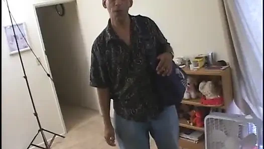 Piliçte yaşlı kadın amını ovuşturırken sert emiyor