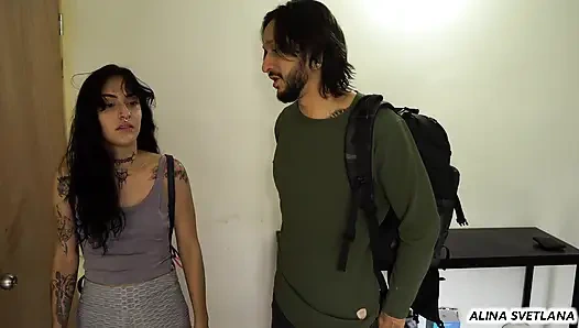 Üvey annem eve gelmeden önce üvey annemle yatağımı paylaşiyorum