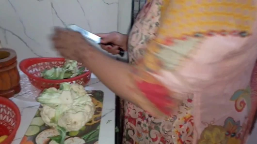 Hintli kadın mutfakta sebze keserken sikiliyor