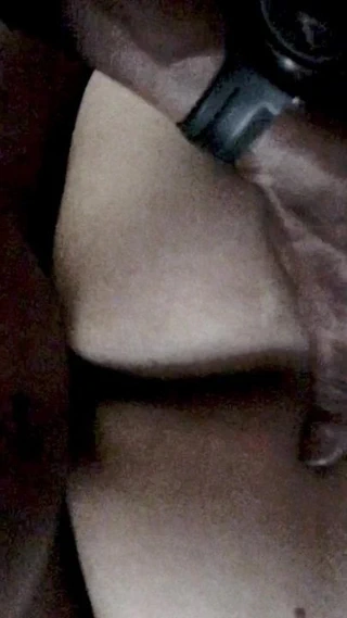 Bu güzel kızıl kediyi karnına vur ve manzaranın tadını çıkar