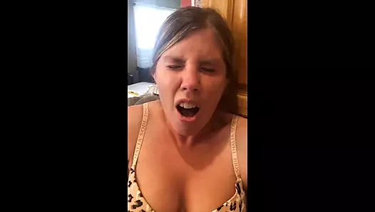 Kocası işteyken aldatan evli kadın tamirciyle sikişiyor