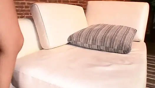 Sevimli sarışın arkadaşı ona yardım ederken uzun bir yarağı gırtlağına kadar alıyor