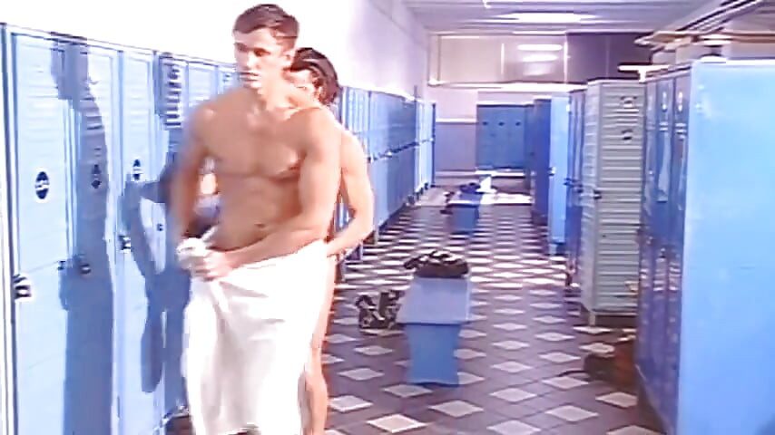 Ben genç kaslı bir sporcuyum ve duşta asılı adamlar tarafından anal seks yapıyorum ve döl alıyorum