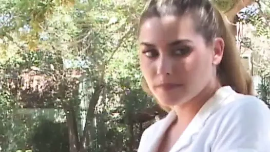 Büyük memeli kadınları içeren sıcak ve sapıkça bir seks sahnesi