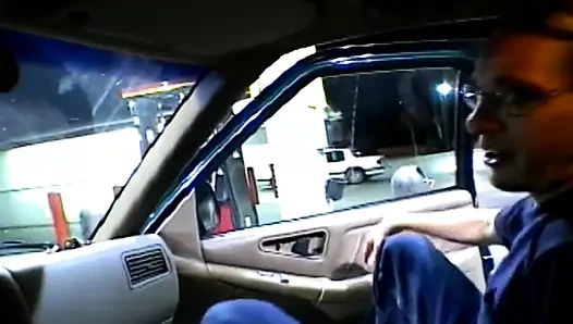 İki eğlenceli çıtçıt küçük memeli meraklı kuşu yakaladı