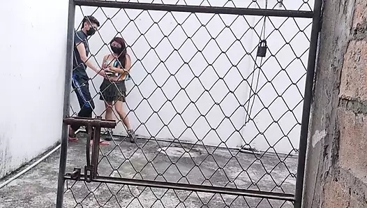 Kız arkadaş ilk resmi randevusunda ona kalçalarını gösteriyor