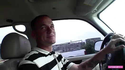 Üstbilgi derin emmeyi ve yüzüne boşalmayı seviyor