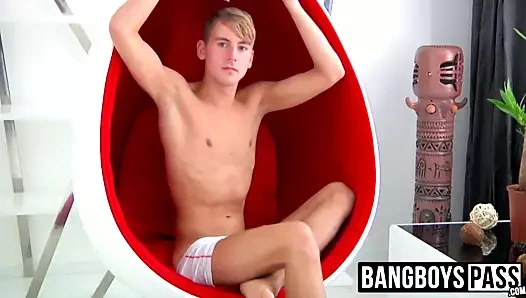 sarışın çıplak göğüslü twink mastürbasyon ve oynama ile göt