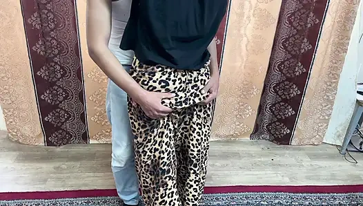 Evde tek canı sıkılan kız komşusuna siktirdi