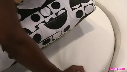 İri göğüslü ve büyük götlü zenci kız iyi bir beyaz yarağa biniyor