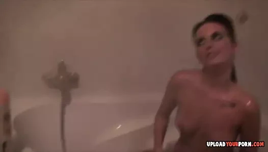 Güzel tara yıkar ona sıkı ıslak kedi