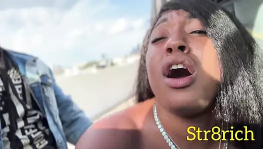 Üvey kızım kocam için çok küçük olduğumu düşünüyor, bu yüzden çatıda götten sikişiyor