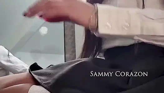 Üniversiteli üniformalı kız mastürbasyon yapıyor