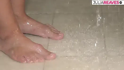 Kokmuş ayaklarımı senin için duş alıyorum