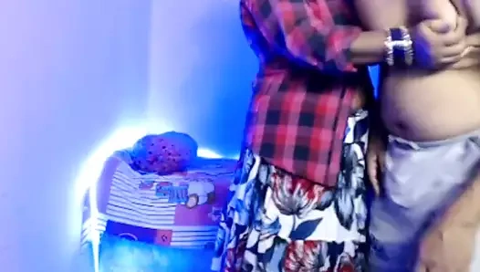 Azgın sahibe hizmetçinin diskini aldatarak seksin tadını çıkarıyor.