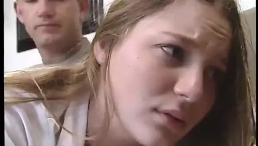 Sevimli genç kız amcığını siktiriyor