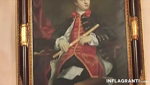 Çekici sarışın sperm için sert bir penisin üstüne atlıyor