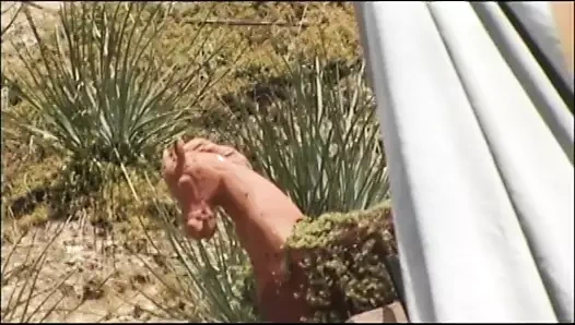 Genç esmer açık havada dizlerinin üstüne çökmüş damızlığın yarağını emiyor