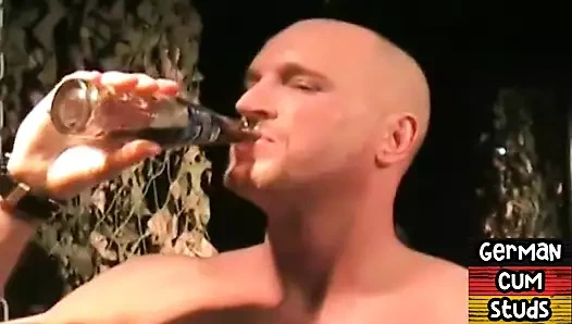 Gerçek Alman maskeli eşcinsel prezervatifsiz sikiliyor