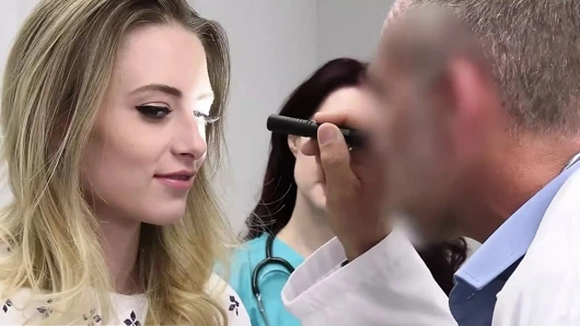 Sapık doktor - kızıl saçlı hemşire gergin hasta kyler quinn'in rahatlamasına ve doktor muayenesine hazırlanmasına yardımcı oluyor