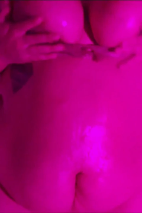 Yağlanmış pembe iri güzel kadın götünü azdırıyor