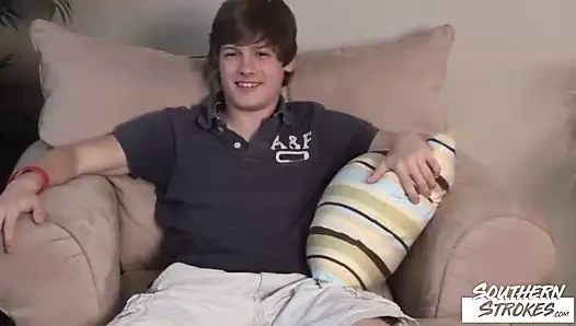 Southernstrokes atletik twink paslı masturbates çük solo