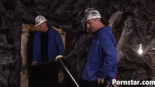 İri göğüslü ateşli romana ryder iki kaslı adam tarafından sikiliyor