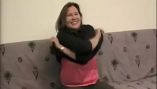 Güzel bir yarak arzulayan bu seksi Alman orta yaşlı seksi kadının özel striptizi