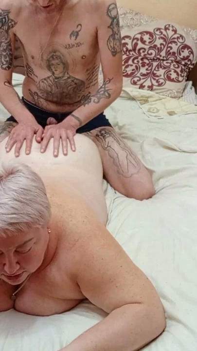 Masaj sırasında üvey oğlum beni götten sikiyor, sonra ağzımda ve yüzüme boşatıyor | Klip 1