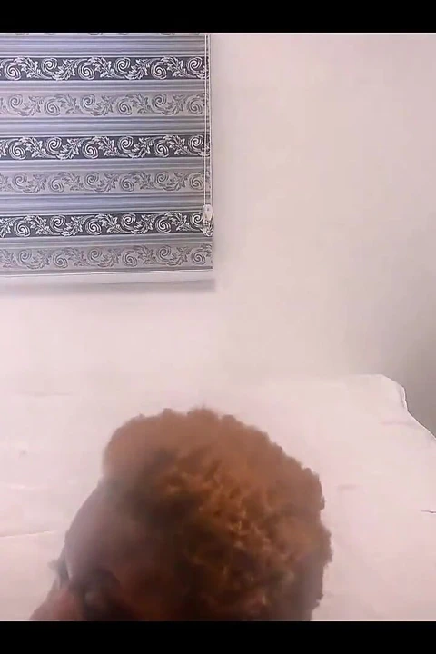 Kırmızı Fileli Itaatkar Anal Sürtük Zincirleniyor Ve Anal Parmaklamayla Cezalandırılıyor