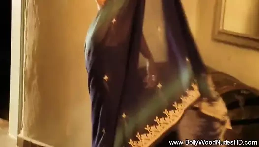 Erotik dansçı dünyasına giriyor