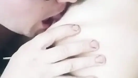 Göğüslerindeki krem şanti yala.