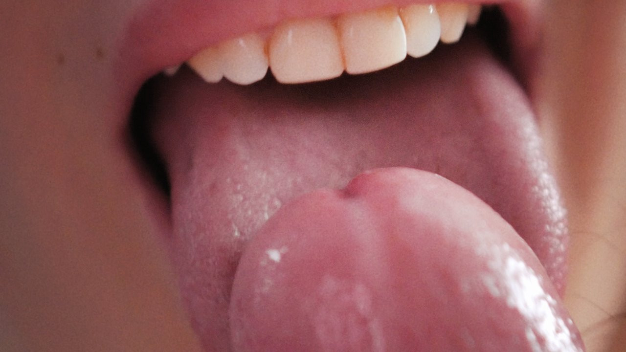 Asyalı kızdan özensiz oral seks frenulum yalama, yakın çekim, pov, dikey videodan parlak cum alır