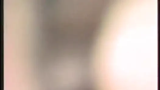 Sarışın güzel kız arkadaşı izlerken yüz aşağı sikiliyor