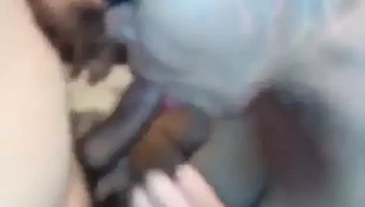 Cachonda sacandole la leche a su marido