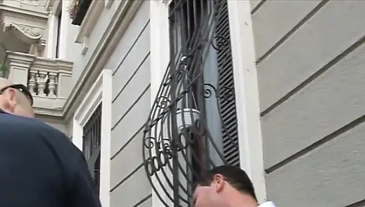 Yaşlı ve genç üçlü amcık sikişi