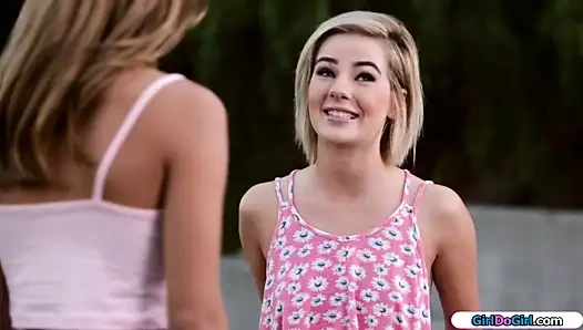 Sarışın yeni komşudan ilk öpücük alır ve facesited