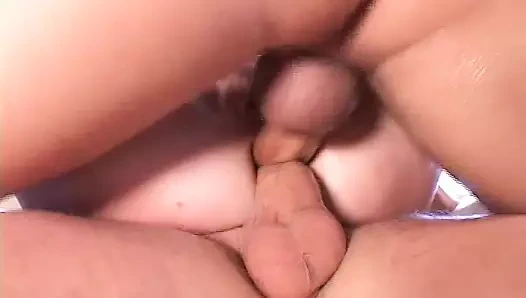 Hemşire kaşınan bir amcık var, iki sert yarak onu aynı anda sert sikiyor, deliklerinden meni damlıyor