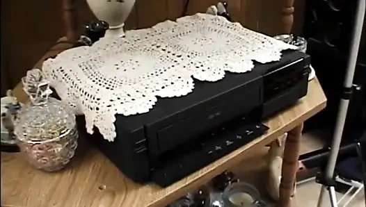 Büyük memeli dövmeli tombul evde sikişiyor