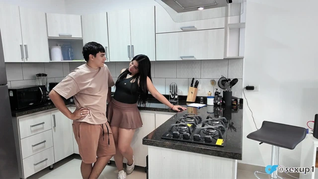 Büyük memeli temizlikçi yakalandı ve sikildi