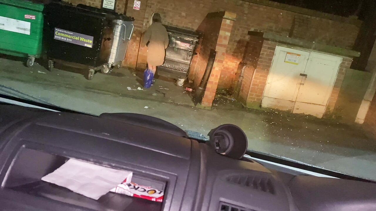 Adam halka açık yerlerde parlamam için bana yalvarıyor