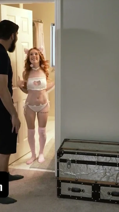 Exxxtra küçük - küçük kızıl saçlı bebek, erkek arkadaşının büyük sikini becermek için cosplay kostümünü çıkarıyor | Klip 1